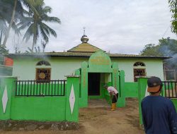 Bhabinkamtibmas Polsek Binuang Bersama Kades dan Masyarakat Laksanakan Kerja Bakti di Mesjid Nurul Husain Desa Kuajang