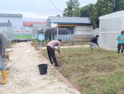 Bhabinkamtibmas Polsek Wonomulyo Laksanakan Pembersihan Lahan Tanaman Bergizi dan Pemupukan Tanaman