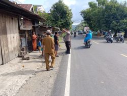 Personel Polsek Tinambung Mendatangi TKP Lakalantas antara Pengendara Motor dan Pejalan Kaki di Desa Tandung